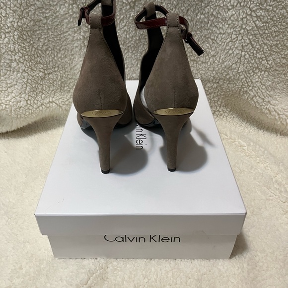 CALVIN KLEIN CHERILYN KID SUEDE PUMPS SIZE 8.5 NEE IN BOX! - Picture 3 of 5